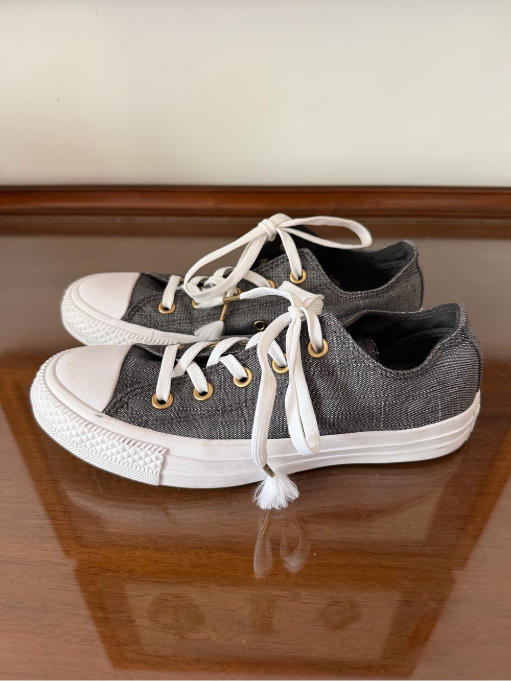 Converse Chuck Taylor All Star OX 560644C Women’s 6 Almost Black Linen Gold